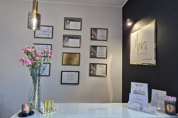 Recepcja Merci Studio Urody z certyfikatami Agaty Marciniak